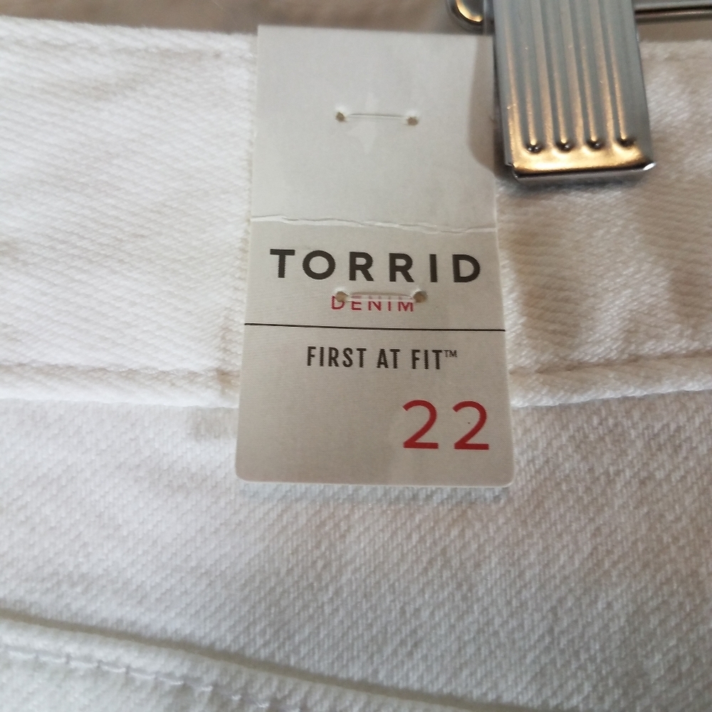 Torrid Button Fly Optic White Distressed Short 22 NWT - Picture 7 of 12